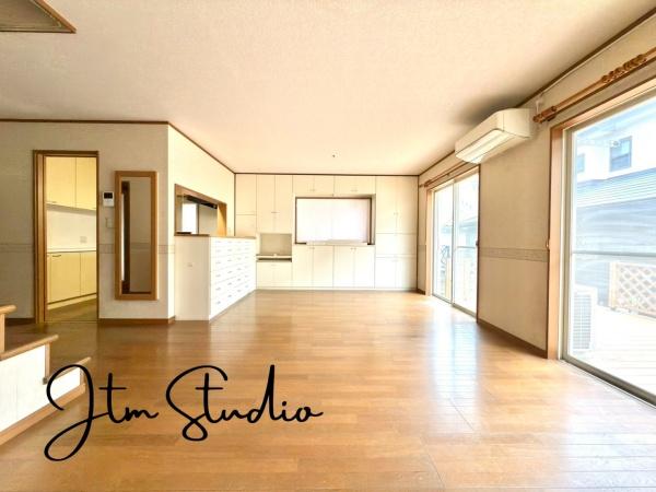 ���r���O �Ƒ������R�ƏW�܂�Ί�Ɖ�b���₦�Ȃ����r���O�́A���������Ȍ����������݁A�������Ƃ����L���Ƌ��S�n�̗ǂ������˔����Ă��܂��B�����̕�炵�Ɉ��S���ƖL�����������炵�A�Ƒ��݂�Ȃ��������؂ȋ�Ԃł���