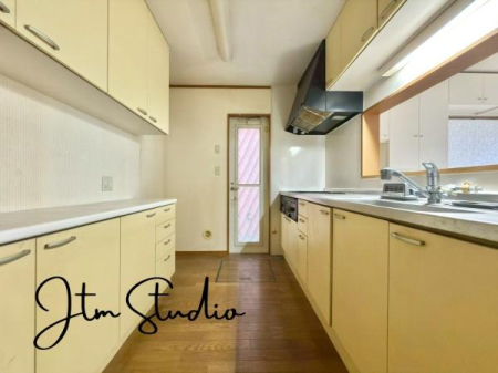 �L�b�`�� �������Ƒ��ƈꏏ�ɉ߂�����̂��ΖʃL�b�`���̖��́I�����̏o������b���Ȃ���ꏏ�ɂ��������y���ގ��Ԃ́A���R�ƏΊ炪���A�Ƒ����J��[�߂��؂ȂЂƂƂ��B�����̂������^�C������炵��L���ɍʂ�܂���