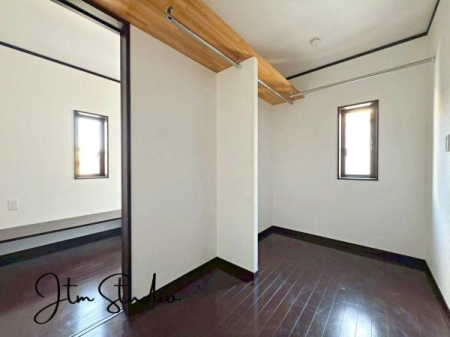 ���[ �܂�ŏ����ȕ����̂悤��WIC�t����ߗނ͂������A�o�b�O��X�q�A�G�߉Ɠd�܂ł܂Ƃ߂Ď��[�\�B���C�ɓ���̃A�C�e�����ꂩ���ɏW�߂āA�����̃R�[�f�B�l�[�g���y�����Ȃ�܂���