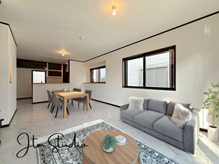 ���r���O �Ƒ��̐H����c���̂ق��A�q�ǂ���V�΂�����A�F�l���������肷��LDK�͏Z�܂��̒��S�B�����ԉ߂����ꏊ������A���̋�Ԃ͏Z�܂��S�̂̋��S�n�����E���܂��B
���Ƌ��CG�ɂȂ�܂��B