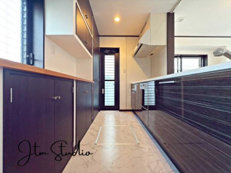 �L�b�`�� �J�b�v�{�[�h�t���Ŏ��[�L�x�ȃL�b�`����Ƒ��݂�Ȃ̐H��⒲�����Ȃǂ������܂����������A�L�b�`���܂�肪�X�b�L���Еt�������ɕۂĂ܂���