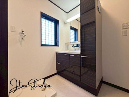 ���ʑ�E���ʏ� ���̎x�x����̃P�A���C�����悭�n�܂���ʋ�ԁB�傫�ȃ~���[�ƍL�߂̃{�E���ŁA�Ƒ��݂�Ȃ����K�Ɏg����݌v�ł��B�Q�������������ł���Ƃ�̂��鎞�Ԃ𐶂ݏo���܂��B1 ���̂͂��܂�ƏI����S�n�悭��