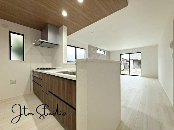 �L�b�`�� �ΖʃL�b�`���ł́A���q�l���V�Ԏp�������Ȃ��炨�������\�ł��I�ڂƖڂ������A���q�l�����S���ă��r���O�ŗV�񂾂�A�h��₨�׋���������ł��܂��ˁ􂲉Ƒ��l�^�C�������y���݂܂��傤��