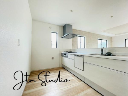 �L�b�`�� �Ζʎ��̃J�E���^�[�L�b�`���ŁA�o���オ�������������J�E���^�[�ɕ��ׂĂ��q�l���^�ԂȂǁA����`���̎��Ԃ����������ł��ˁI���Ƒ��Ɖ�b�����Ȃ��炨�������y���߈�̊�����������L�b�`���d�l��