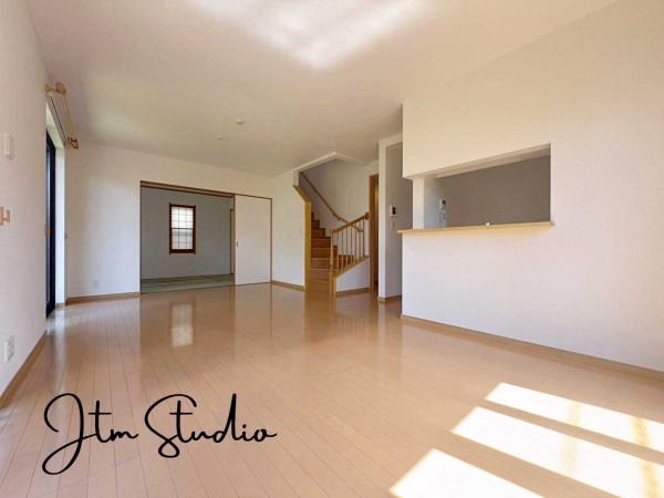 ���r���O �Ƒ��̐H����c���̂ق��A�q�ǂ���V�΂�����A�F�l���������肷��LDK�͏Z�܂��̒��S�B�����ԉ߂����ꏊ������A���̋�Ԃ͏Z�܂��S�̂̋��S�n�����E���܂��B