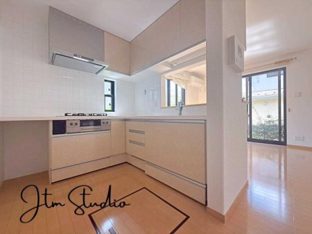 �L�b�`�� �Ζʎ��̃J�E���^�[�L�b�`���ŁA�o���オ�������������J�E���^�[�ɕ��ׂĂ��q�l���^�ԂȂǁA����`���̎��Ԃ����������ł��ˁI���Ƒ��Ɖ�b�����Ȃ��炨�������y���߈�̊�����������L�b�`���d�l��