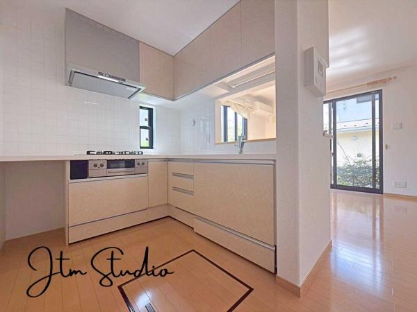 �L�b�`�� �Ζʎ��̃J�E���^�[�L�b�`���ŁA�o���オ�������������J�E���^�[�ɕ��ׂĂ��q�l���^�ԂȂǁA����`���̎��Ԃ����������ł��ˁI���Ƒ��Ɖ�b�����Ȃ��炨�������y���߈�̊�����������L�b�`���d�l��