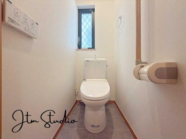 �g�C�� ���R�����������ޖ��邢�g�C���́A���ꂾ���ŋC�����p�b�Ɩ��邭�Ȃ�܂������ꂽ�X�y�[�X�ł��A������������邾���ň��������Ȃ��Ȃ�A�S�n�悭�߂������ԂɁB���̌��������Ȃ�g����̂͋C���������ł��ˁ�