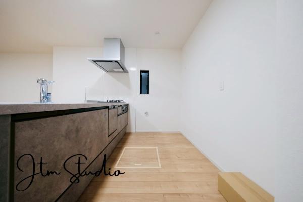 �L�b�`�� �������Ƒ��ƈꏏ�ɉ߂�����̂��ΖʃL�b�`���̖��́I�����̏o������b���Ȃ���ꏏ�ɂ��������y���ގ��Ԃ́A���R�ƏΊ炪���A�Ƒ����J��[�߂��؂ȂЂƂƂ��B�����̂������^�C������炵��L���ɍʂ�܂���