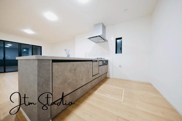 �L�b�`�� ���������薾�邳�ƒʕ��ǂ����ŉ��K�ɂ���������[���L�x�ŁA�ׁX�����������₩���΂钲�������X�b�L���Еt���L�b�`�������ł������ɕۂĂ܂���