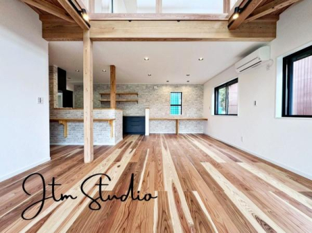 ���r���O �Ƒ��̐H����c���̂ق��A�q�ǂ���V�΂�����A�F�l���������肷��LDK�͏Z�܂��̒��S�B�����ԉ߂����ꏊ������A���̋�Ԃ͏Z�܂��S�̂̋��S�n�����E���܂��B