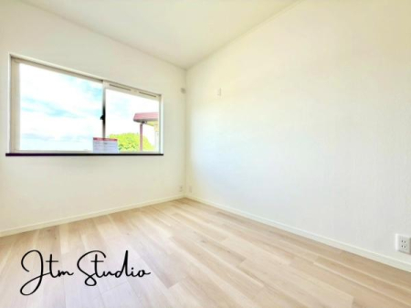 �m�� ����������z���C�g�̕ǎ��Ɖ�������鏰�ނ����������a���������ł��B�O���̂��Ȃ��V���v���ȃf�U�C���ŁA�����̐����������K�ɁB�������������͋C���S�n�悳�𐶂ݏo���A������������ԂƂȂ��Ă��܂���