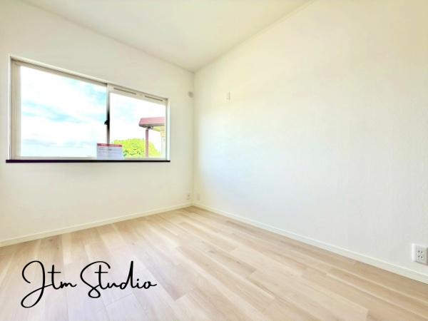 �m�� ����������z���C�g�̕ǎ��Ɖ�������鏰�ނ����������a���������ł��B�O���̂��Ȃ��V���v���ȃf�U�C���ŁA�����̐����������K�ɁB�������������͋C���S�n�悳�𐶂ݏo���A������������ԂƂȂ��Ă��܂���