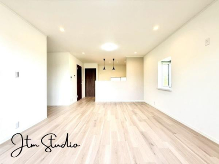 ���r���O �L�X�Ƃ������r���O�ł��ΖʃL�b�`��������A�Ƒ��̋������߂��������܂��B���q���܂����т̎x�x���撣��Ƒ��̎p��������̂ň��S�I���R�Ɖ�b�����܂�A�Ί炠�ӂ�鉷�������Ԃ��߂������Ԃł���