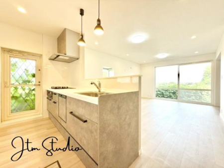 �L�b�`�� �������Ƒ��ƈꏏ�ɉ߂�����̂��ΖʃL�b�`���̖��́I�����̏o������b���Ȃ���ꏏ�ɂ��������y���ގ��Ԃ́A���R�ƏΊ炪���A�Ƒ����J��[�߂��؂ȂЂƂƂ��B�����̂������^�C������炵��L���ɍʂ�܂���