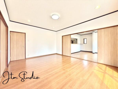 ���r���O �Ƒ��̐H����c���̂ق��A�q�ǂ���V�΂�����A�F�l���������肷��LDK�͏Z�܂��̒��S�B�����ԉ߂����ꏊ������A���̋�Ԃ͏Z�܂��S�̂̋��S�n�����E���܂��B