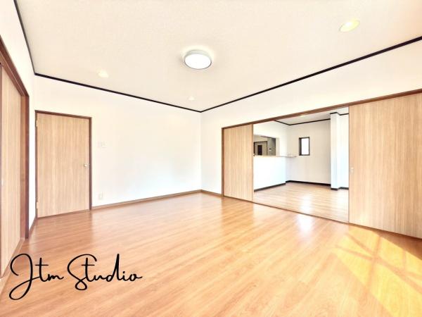 ���r���O �Ƒ��̐H����c���̂ق��A�q�ǂ���V�΂�����A�F�l���������肷��LDK�͏Z�܂��̒��S�B�����ԉ߂����ꏊ������A���̋�Ԃ͏Z�܂��S�̂̋��S�n�����E���܂��B