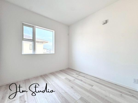 �Q�� ����������z���C�g�̕ǎ��Ɖ��������J���[�̏��ނ������ɒ��a���������������̐����������ł����K�ɉ߂����Ē�����l�A�O���̗��Ȃ����͋C����؂ł���