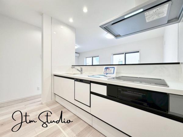 �L�b�`�� �ΖʃL�b�`���ł́A���q�l���V�Ԏp�������Ȃ��炨�������\�ł��I�ڂƖڂ������A���q�l�����S���ă��r���O�ŗV�񂾂�A�h��₨�׋���������ł��܂��ˁ􂲉Ƒ��l�^�C�������y���݂܂��傤��