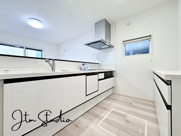 �L�b�`�� �J�b�v�{�[�h�t���Ŏ��[�L�x�ȃL�b�`����Ƒ��݂�Ȃ̐H��⒲�����Ȃǂ������܂����������A�L�b�`���܂�肪�X�b�L���Еt�������ɕۂĂ܂���