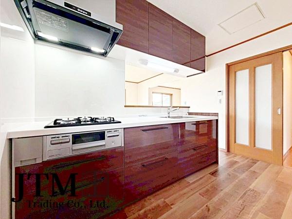 �L�b�`�� �������Ƒ��ƈꏏ�ɉ߂�����̂��ΖʃL�b�`���̖��́I�����̏o������b���Ȃ���ꏏ�ɂ��������y���ގ��Ԃ́A���R�ƏΊ炪���A�Ƒ����J��[�߂��؂ȂЂƂƂ��B�����̂������^�C������炵��L���ɍʂ�܂���