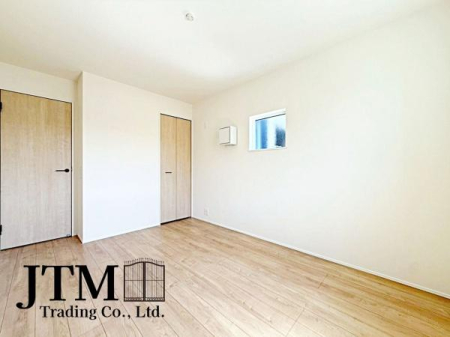 �q������ ���ʂ̂Ȃ��݌v�ƁA�v�Z���ꂽ�F�g���B���D���ȉƋ��A�[�g������ɂȂ�悤�ȁA�V���v���Ő�������Ԃł��B�u�����̍D����������Ɖf����I�v����ȕ�����T���Ă������ɂ����͂������ꎺ�ł���