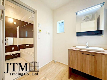 ���ʑ�E���ʏ� ���̎x�x����̃P�A���C�����悭�n�܂���ʋ�ԁB�傫�ȃ~���[�ƍL�߂̃{�E���ŁA�Ƒ��݂�Ȃ����K�Ɏg����݌v�ł��B�Q�������������ł���Ƃ�̂��鎞�Ԃ𐶂ݏo���܂��B1 ���̂͂��܂�ƏI����S�n�悭��