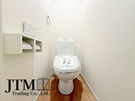 �g�C�� �������������͋C�̃g�C���́A�ق��ƈꑧ����ꏊ�ɁB�ӊO�Əd�v�ȁg���S�n�̗ǂ��h���������芴������݌v�ł���������Ƃ����C�z�肪�A��炵�̎��������ƍ��߂Ă���܂��B����̖Z������Y��āA�ЂƑ����B