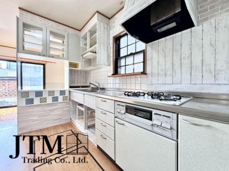 �L�b�`�� ���������薾�邳�ƒʕ��ǂ����ŉ��K�ɂ���������[���L�x�ŁA�ׁX�����������₩���΂钲�������X�b�L���Еt���L�b�`�������ł������ɕۂĂ܂���