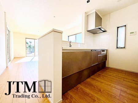 �L�b�`�� �������Ƒ��ƈꏏ�ɉ߂�����̂��ΖʃL�b�`���̖��́I�����̏o������b���Ȃ���ꏏ�ɂ��������y���ގ��Ԃ́A���R�ƏΊ炪���A�Ƒ����J��[�߂��؂ȂЂƂƂ��B�����̂������^�C������炵��L���ɍʂ�܂���