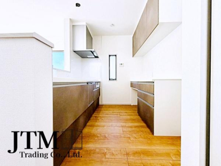 �L�b�`�� ��e�ʂ̃J�b�v�{�[�h�t���ŁA�U�炩�肪���ȃL�b�`���܂����������ځ�ׁX������������X�g�b�N�A���i�͏o�Ԃ̏��Ȃ��������Ȃǂ��X�b�L���Еt���܂���