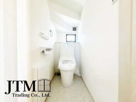 �g�C�� �������������͋C�̃g�C���́A�ق��ƈꑧ����ꏊ�ɁB�ӊO�Əd�v�ȁg���S�n�̗ǂ��h���������芴������݌v�ł���������Ƃ����C�z�肪�A��炵�̎��������ƍ��߂Ă���܂��B����̖Z������Y��āA�ЂƑ����B