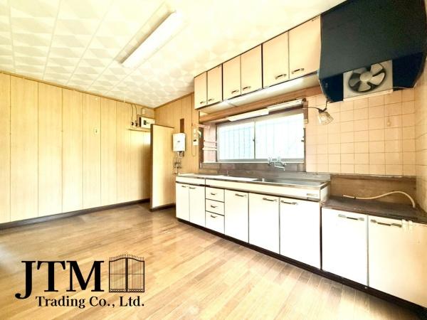 �L�b�`�� ���������薾�邳�ƒʕ��ǂ����ŉ��K�ɂ���������[���L�x�ŁA�ׁX�����������₩���΂钲�������X�b�L���Еt���L�b�`�������ł������ɕۂĂ܂���