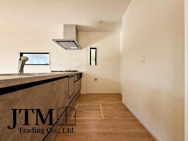 �L�b�`�� �������Ƒ��ƈꏏ�ɉ߂�����̂��ΖʃL�b�`���̖��́I�����̏o������b���Ȃ���ꏏ�ɂ��������y���ގ��Ԃ́A���R�ƏΊ炪���A�Ƒ����J��[�߂��؂ȂЂƂƂ��B�����̂������^�C������炵��L���ɍʂ�܂���