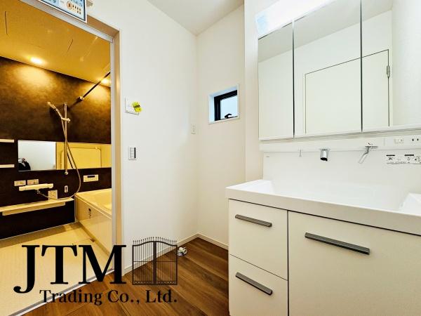 ���ʑ�E���ʏ� �V���v���ȋ��t�����ʑ�́A�g���₷�����d���I���[���\���Ɋm�ۂ���Ă���A���ʎ���̏����≻�ϕi�𐮗����₷���A�����̐g�x�x���X���[�Y�ɍs���܂���V���v���Ȃ�������K�Ȏg���S�n�����͂̐��ʑ�ł���