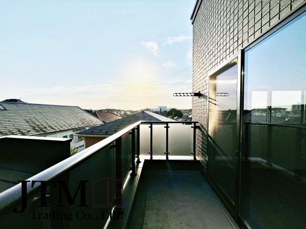 �o���R�j�[ �u�₩�ȕ����S�n�悭����������A�J���I�ȃo���R�j�[�B���̓R�[�q�[��Ў�ɐ[�ċz�A��͐���𒭂߂Ȃ���ق��ƈꑧ�B���X�̕�炵�ɂ�����Ƃ������ʊ����v���X���Ă����A����ȋ�Ԃ������ɂ͂���܂��B