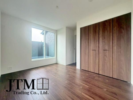 �Q�� �傫�ȑ�����̌����ӂ�閾�邢��ԁA������芰����e���̋�Ԃł���v���C�x�[�g�^�C�������D��ɉ��₩�Ɂc�B�������������͋C��a���܂���