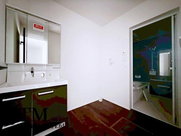 ���ʑ�E���ʏ� �V���v���ȋ��t�����ʑ�́A�g���₷�����d���I���[���\���Ɋm�ۂ���Ă���A���ʎ���̏����≻�ϕi�𐮗����₷���A�����̐g�x�x���X���[�Y�ɍs���܂���V���v���Ȃ�������K�Ȏg���S�n�����͂̐��ʑ�ł���