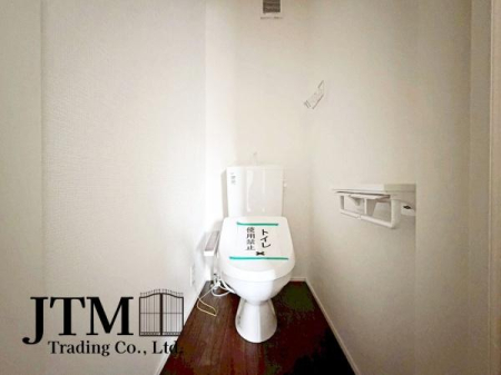 �g�C�� �������������͋C�̃g�C���́A�ق��ƈꑧ����ꏊ�ɁB�ӊO�Əd�v�ȁg���S�n�̗ǂ��h���������芴������݌v�ł���������Ƃ����C�z�肪�A��炵�̎��������ƍ��߂Ă���܂��B����̖Z������Y��āA�ЂƑ����B