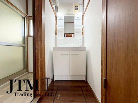 ���ʑ�E���ʏ� �V���v���ȋ��t�����ʑ�́A�g���₷�����d���I���[���\���Ɋm�ۂ���Ă���A���ʎ���̏����≻�ϕi�𐮗����₷���A�����̐g�x�x���X���[�Y�ɍs���܂���V���v���Ȃ�������K�Ȏg���S�n�����͂̐��ʑ�ł���