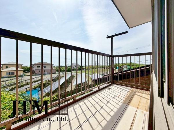 �o���R�j�[ �C��g�߂Ɋ����Ȃ���A�V�C�̗ǂ����ɂ͗Y��ȕx�m�R��]���ґ�ȃ��P�[�V�����B�J�������ӂ��o���R�j�[�ŁA���͑u�₩�ȋ�C�A�[���ɂ͔������i�F���y���߂�A�S�����������ʂȂЂƂƂ������o���܂��B