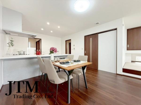 ���r���O �Z�������ł��A��������Ƒ��������ĐH�������Ē������Ƃ肠��傫���̃_�C�j���O�X�y�[�X�I�Ƒ��݂�ȂŃe�[�u�����͂ޑf�G�Ȏ��Ԃ��y����ŉ�������