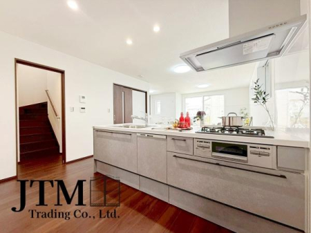 �L�b�`�� �ΖʃL�b�`���ł́A���q�l���V�Ԏp�������Ȃ��炨�������\�ł��I�ڂƖڂ������A���q�l�����S���ă��r���O�ŗV�񂾂�A�h��₨�׋���������ł��܂��ˁ􂲉Ƒ��l�^�C�������y���݂܂��傤��