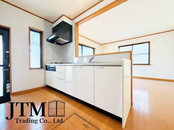 �L�b�`�� �������Ƒ��ƈꏏ�ɉ߂�����̂��ΖʃL�b�`���̖��́I�����̏o������b���Ȃ���ꏏ�ɂ��������y���ގ��Ԃ́A���R�ƏΊ炪���A�Ƒ����J��[�߂��؂ȂЂƂƂ��B�����̂������^�C������炵��L���ɍʂ�܂���