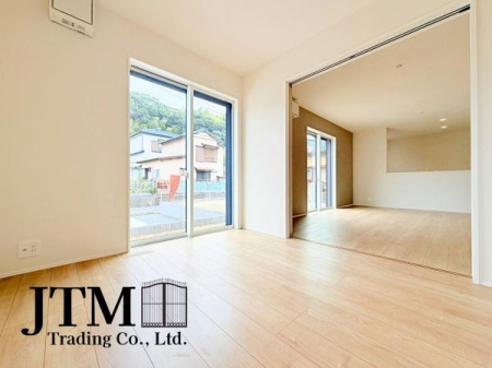 �m�� ����������z���C�g�̕ǎ��Ɖ�������鏰�ނ����������a���������ł��B�O���̂��Ȃ��V���v���ȃf�U�C���ŁA�����̐����������K�ɁB�������������͋C���S�n�悳�𐶂ݏo���A������������ԂƂȂ��Ă��܂���