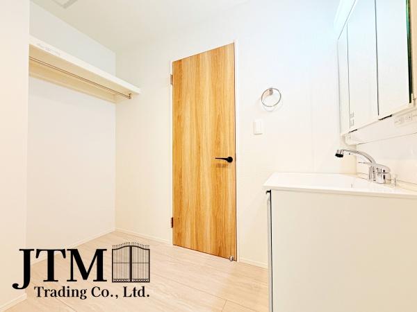 ���ʑ�E���ʏ� ���ʎ����ɂ͕֗��ȃN���[�[�b�g�������B
�^�I�����̃X�g�b�N�ނ͂������A�ߗނ�G�ߗp�i�܂ł���������[�ł��邽�߁A���󂩂�Еt���܂ł̉Ǝ��������X���[�Y�Ɂ�