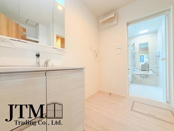 ���ʑ�E���ʏ� �V���v���ȋ��t�����ʑ�́A�g���₷�����d���I���[���\���Ɋm�ۂ���Ă���A���ʎ���̏����≻�ϕi�𐮗����₷���A�����̐g�x�x���X���[�Y�ɍs���܂���V���v���Ȃ�������K�Ȏg���S�n�����͂̐��ʑ�ł���