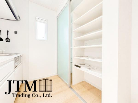 �L�b�`�� �J�b�v�{�[�h�t���Ŏ��[�L�x�ȃL�b�`����Ƒ��݂�Ȃ̐H��⒲�����Ȃǂ������܂����������A�L�b�`���܂�肪�X�b�L���Еt�������ɕۂĂ܂���