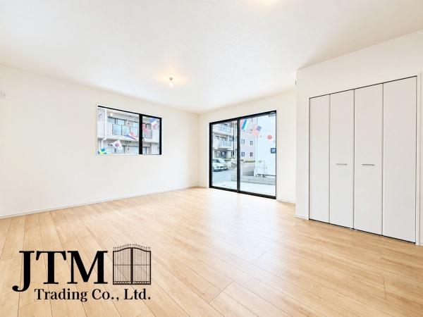 ���r���O �z������̗ǂ����Ԃ́A���邭���������ɕ�܂ꂽ���S�n�̂�����Ԃł��B���R�Ȍ����������݁A�Ƒ��݂�Ȃ������b�N�X���ĉ߂�����ꏊ�ɂȂ�܂��B

