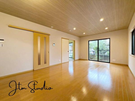 rO ZłAƑĐHĒƂ肠傫̃_CjOXy[XIƑ݂ȂŃe[u͂ޑfGȎԂyŉ